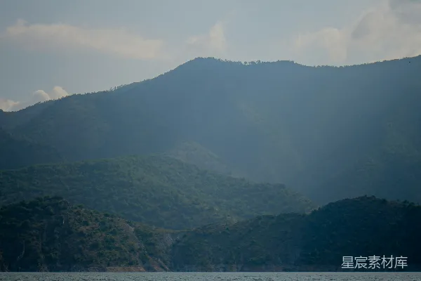 背景中有许多山的大片水域