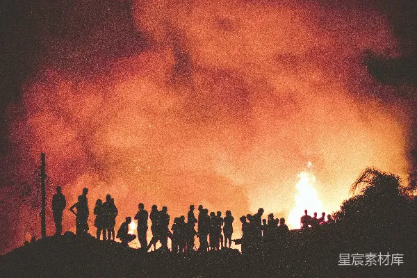夜晚人们在篝火旁的场景