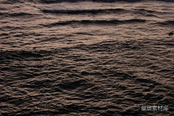 水面上一个骑着冲浪板的人
