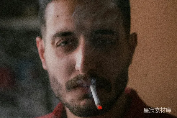 嘴边叼着一支香烟的男人