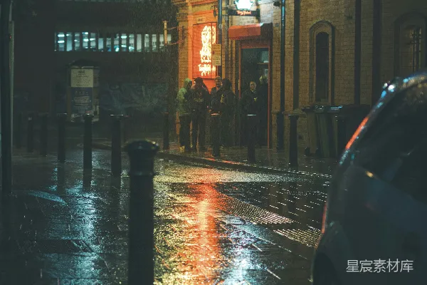 夜晚雨中的城市街道