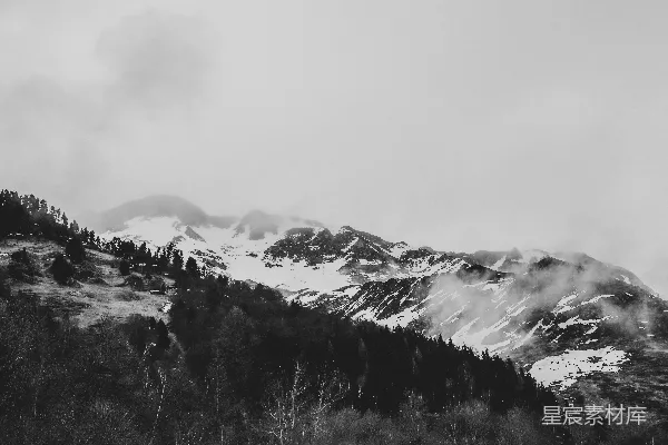 高清摄影 灰蒙蒙的天空下覆盖着积雪的山峰
