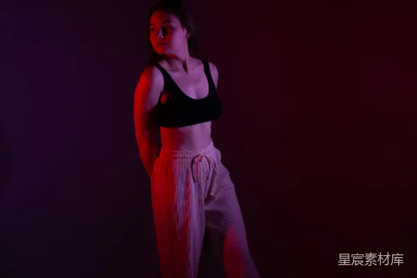 一个穿黑上衣白裤子的女人