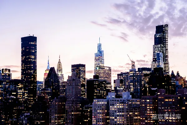 纽约市日落时分的 skyline，背景是灯火通明的城市建筑