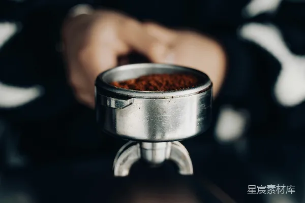 一个近距离拍摄的人拿着金属容器的场景