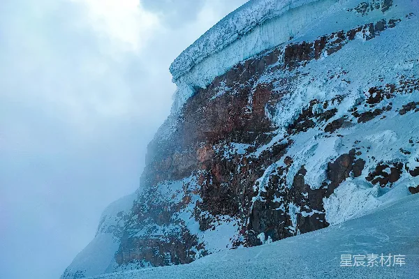 一个男人在覆盖着白雪的斜坡上滑雪下滑