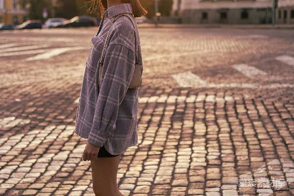 一个人摆姿势拍照