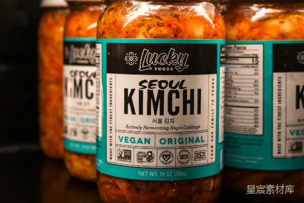 黑面上摆放着 kimchi 罐子。