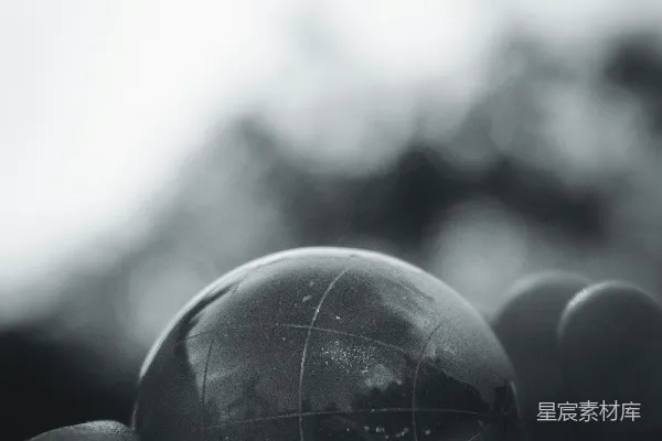 高清摄影 灰度照片中的人拿着球
