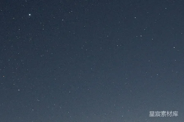 山峦之上的夜空中有繁星闪烁