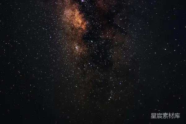 银河在海滩上的夜晚景色