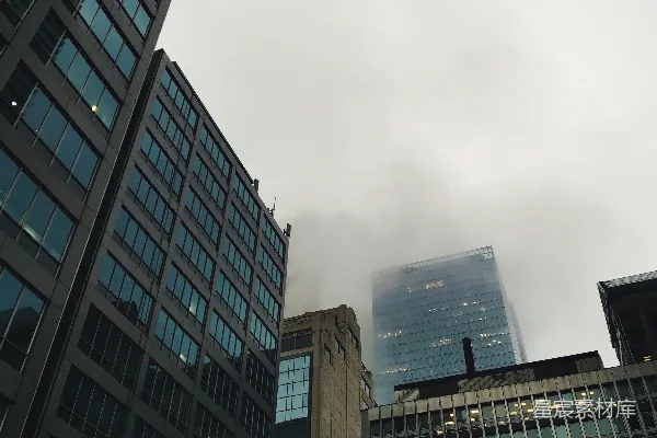 一排排高大建筑物紧挨着彼此