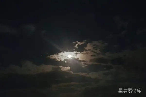夜间阳光被云遮住