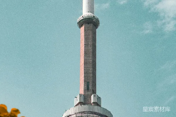 一座高塔矗立在蓝天背景中