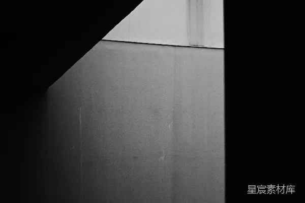 高清摄影 一张黑白照片，显示了一座建筑物。