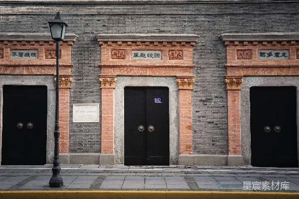 石建筑立面上的三座精致门拱。