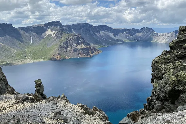 高清摄影 一片被山脉环绕的大片水域
