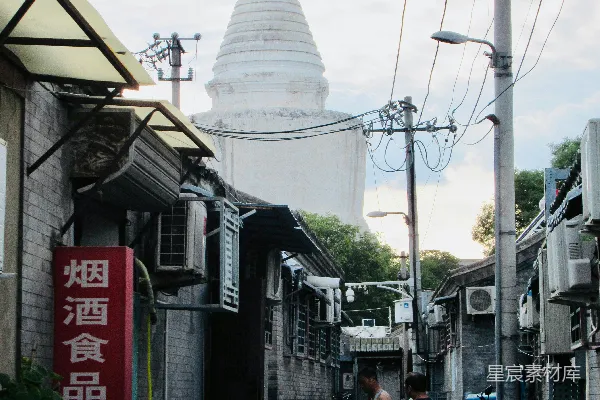 几个行人正在街道上行走，旁边是建筑物。