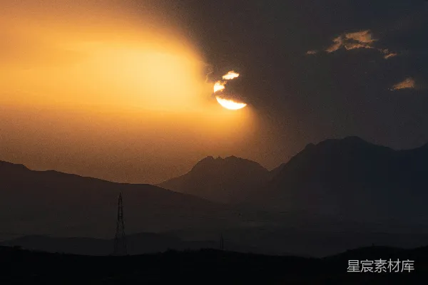山峦之上夕阳西下