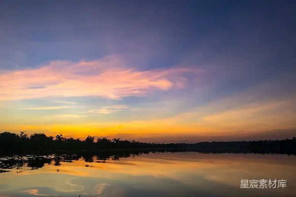 夕阳下的水面