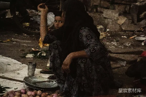 跪在一堆食物旁边的女人