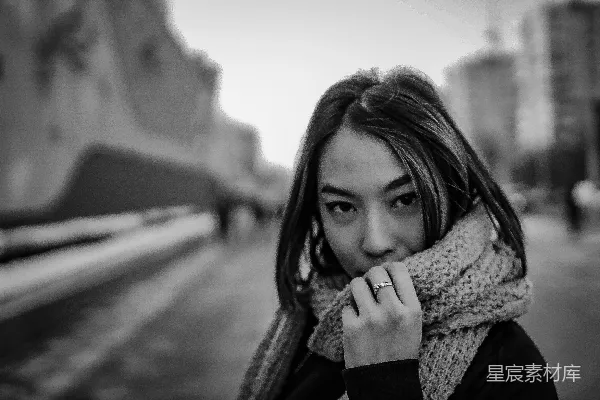 高清摄影 一个女人用手托着下巴