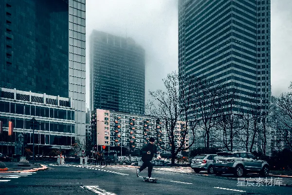 黑色夹克和裤子的男人在白天步行于人行道上