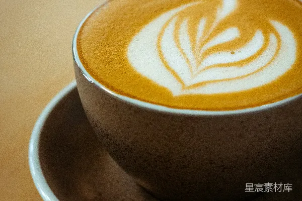 白色陶瓷杯，形状如心形，棕色与白色相间