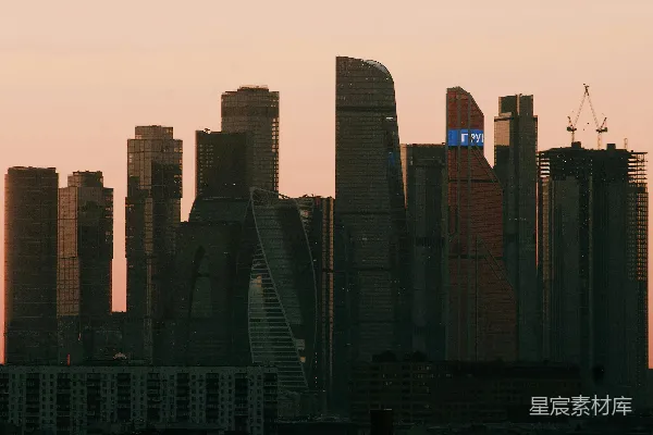 黄昏时分的城市天际线
