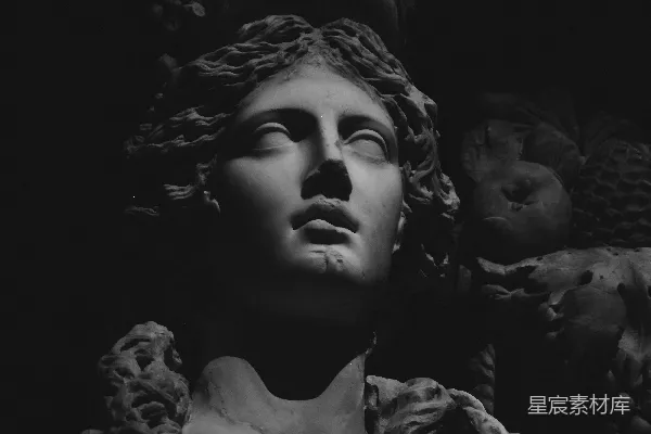高清摄影 一幅黑白照片，照片中是一尊女性雕像。