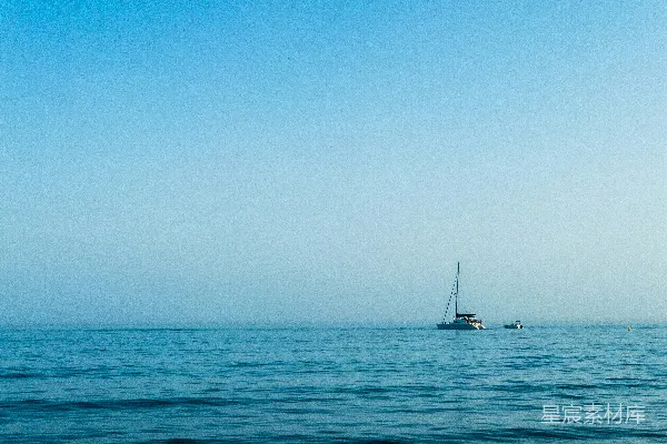 白天帆船在蓝色天空下海中航行