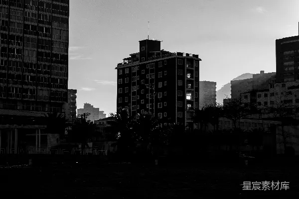 高清摄影 黑白的城市天际线，建筑物在黑暗的前景中。