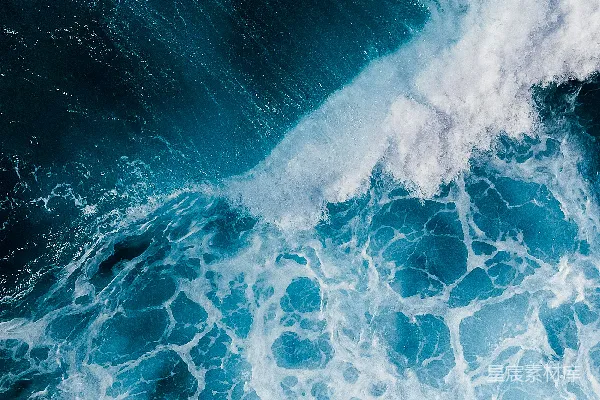 一片水面有波浪涌来