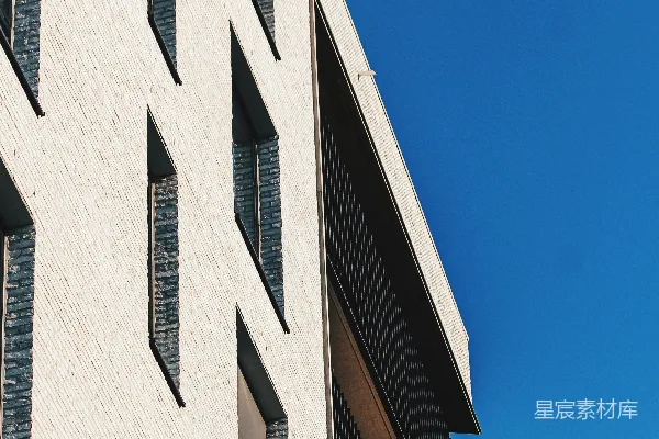 白天的灰色混凝土建筑