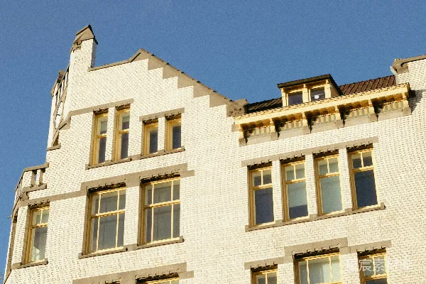 奶油色的建筑物外墙映衬在蓝天上