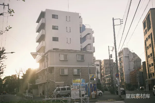 街边的日落公寓建筑群。