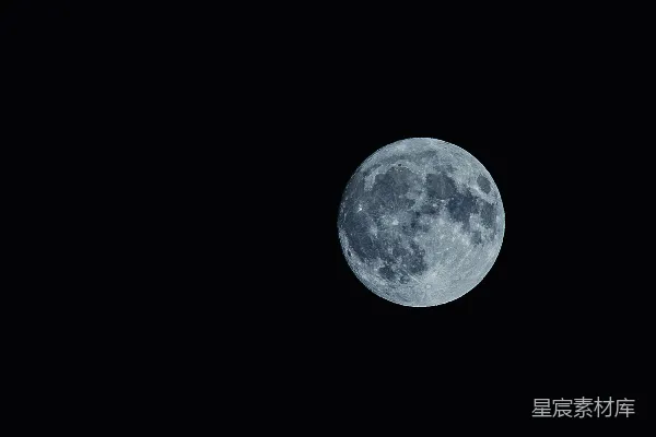 满月出现在黑暗的天空中