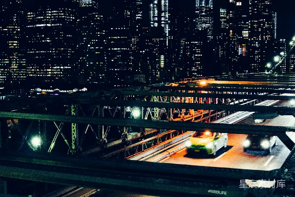 夜晚桥梁的航拍