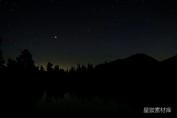 夜空的倒影映射在湖面平静的水波中
