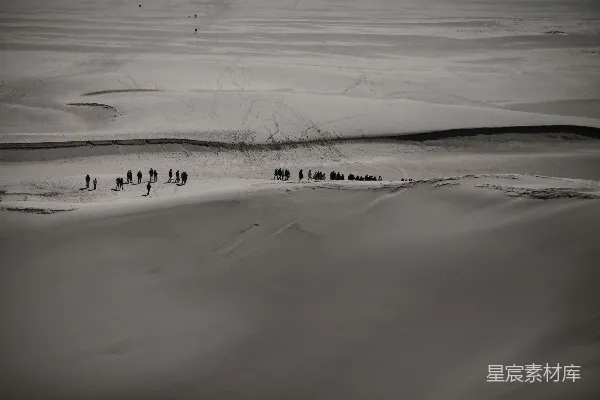 高清摄影 一群人站在被雪覆盖的斜坡上