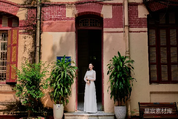 身穿传统服饰的女人站在门道里。