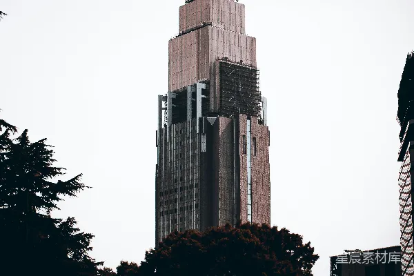 城市中心一座非常高大的建筑
