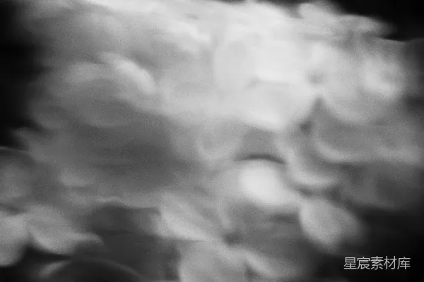 高清摄影 模糊的白色形状在黑色背景前