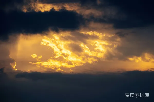 高清摄影 太阳透过天上的云层照耀着。