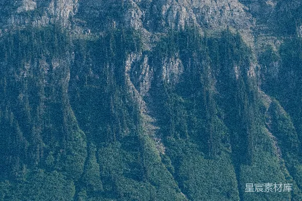 壮丽的山脉，绿意盎然的山坡