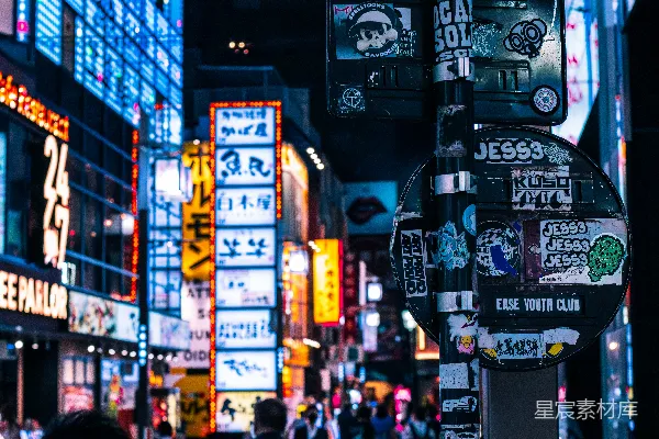 一条街道两旁矗立着许多高大建筑物的城市街
