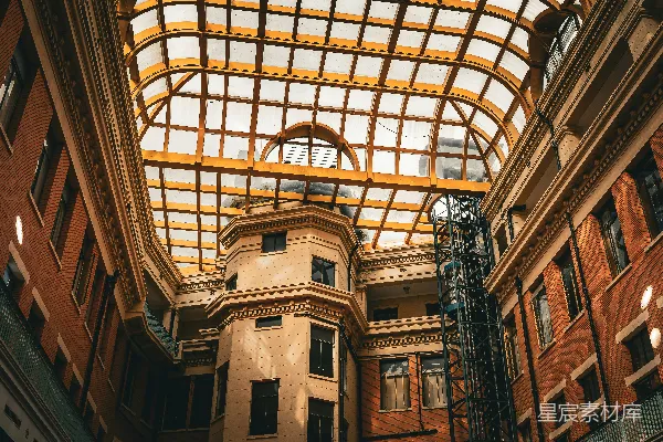 高清摄影 在一个有玻璃天花板的建筑内部。