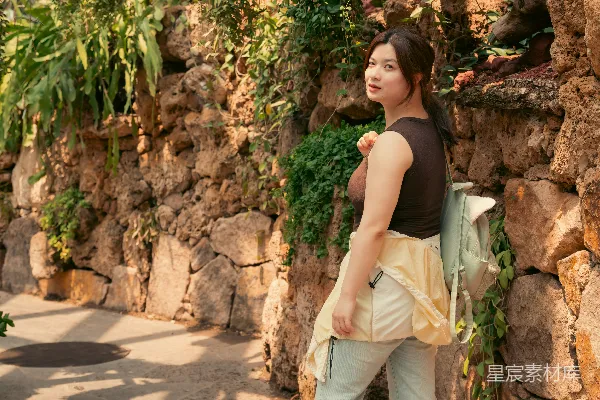高清摄影 一位女士正在探索一个茂盛的绿色温室。