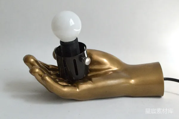 一个小玩具人仔