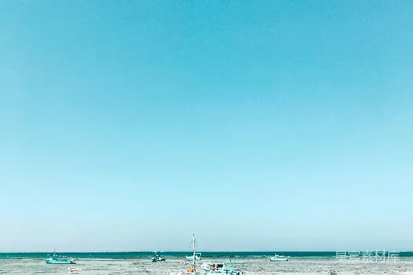 白天白船在蓝天下海中